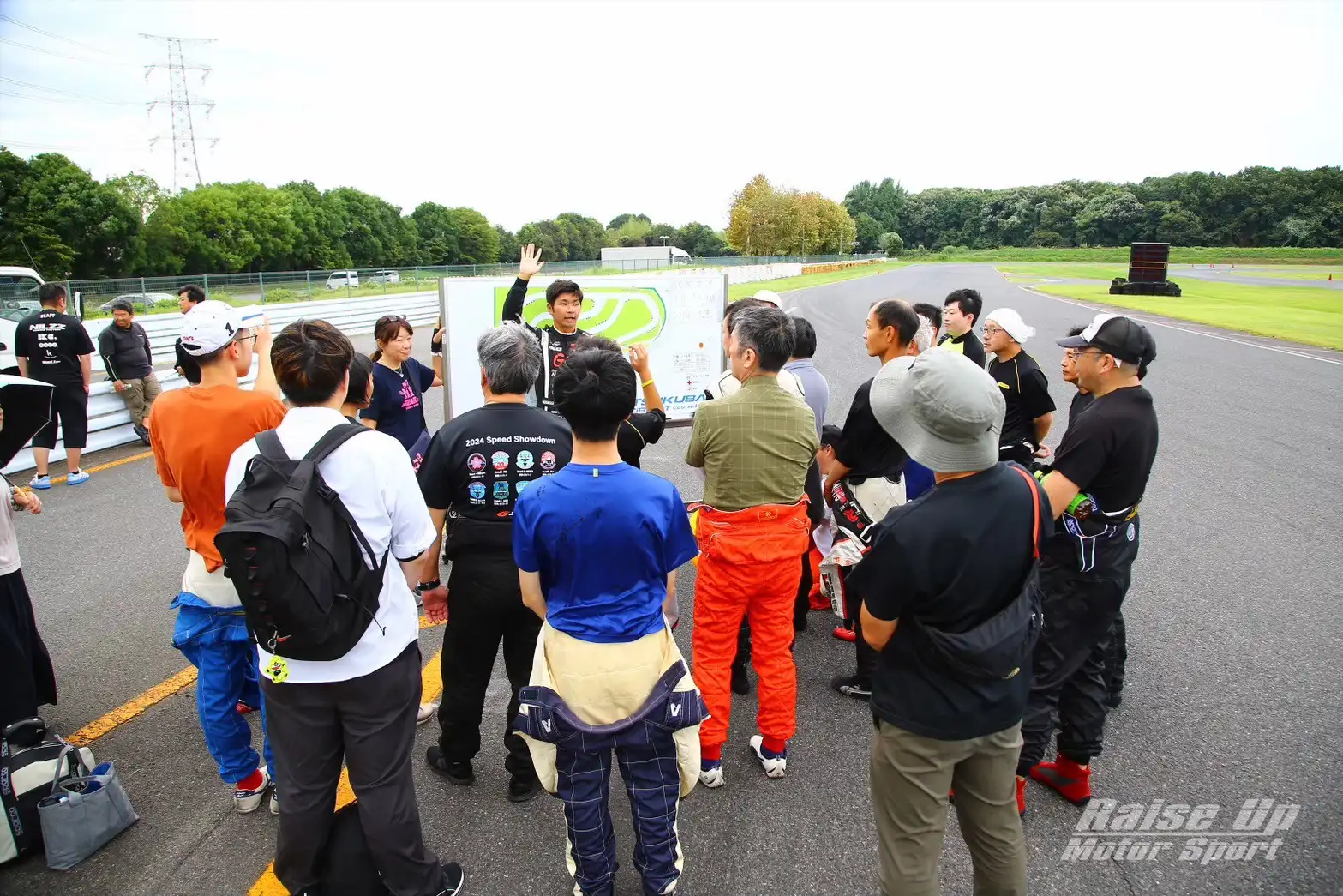 サーキットでの走行前ブリーフィングの様子